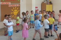 Dzieci podczas zabawy ruchowej.