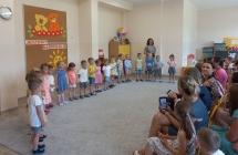 Rodzice ogladaja wystep dzieci z grupy I