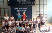 Dzieci z gr. Kotki z wychowawcami i p. dyrektor