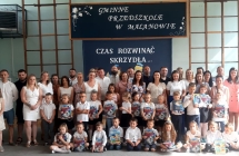 Dzieci, wychowawcy oraz rodzice podczas zakonczenia roku szkolnego
