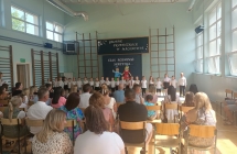 Przedszkolaki spiewaja piosenki pozegnalne na zakonczenie edukacji przedszkolnej