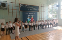 p. dyrektor wita zebranych gosci na uroczystym zakonczeniu roku szkolnego absolwentow