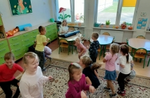 Mama Gabrysi prowadzi zajecia rytmiczne dla dzieci
