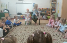 Mama Nadii prezentuje ksiazke  wykonana w domu