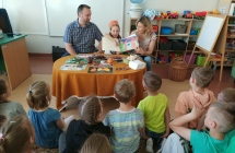 Liwia z mama i tata opowiadaja o produkcji czekolady
