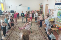 Zabawy ruchowe z mama Natalii w sali