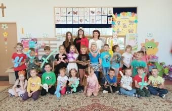 Dzieci z gr. VII z balonami w towarzystwie mamy Marcela