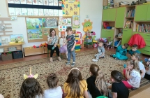Kalambury - zabawa dzieci z gr. VII z mama Julki