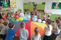 zabawy dzieci z kolorowa chusta w towarzystwie mamy Olka