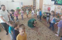 Zabawa Stary niedzwiedz z mama i tata Adasia