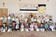 Przedszkolaki z gr. VII z prezentami od mamy Tomka