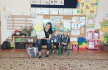 Mama Szymona w sali przedszkolnej czyta ksiazke