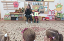 Kubus ze swoja mama prezntuja ksiazke wykonana w domu