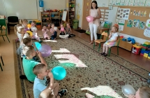 Zabawy z balonami z mama Aurelki w sali przedszkolnej