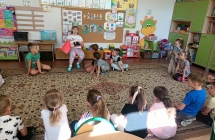 Dominika opowiada o swojej ksiazce przedszkolakom z gr. Kotki
