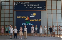 Dziwczynka mowi wiersz do mikrofonu