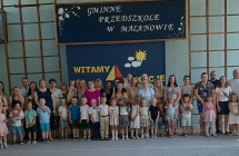 dzieci z rodzicami na zakonczeniu roku