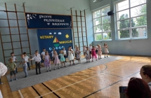 Zakonczenie Roku Szkolnego - dzieci w tancu Toka Toka