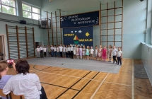 Zakonczenie Roku Szkolnego - dzieci spiewaja piosenke Zlap lato za reke
