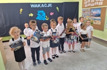 Dzieci z grupy X z ksiazkami i dyplomami.