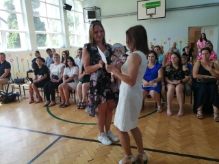 Pani dyrektor wrecza podziekowania rodzicom