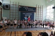 dzieci trzymaja w reku dyplomy i ksiazki