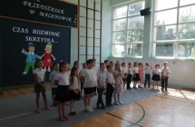 Grupa dzieci mowi wiersz