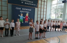 grupa dzieci spiewa piosenke
