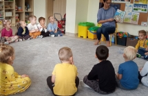 Mama Seweryna czyta dzieciom bajke