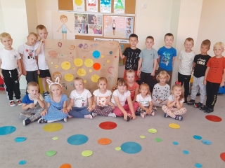 Dzieci wykonaly plakat z okazji dnia kropki