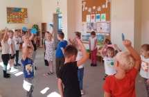 Dzieci sie bawia  wszukajkol w niebieskim kolorze (1)