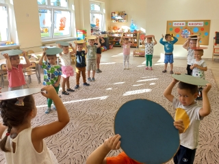 Dzieci z gr. III podczas zabawy z krazkami.