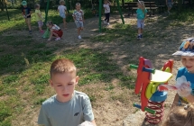 Przedszkolaki zbieraja smieci z okazji Dnia Ziemi