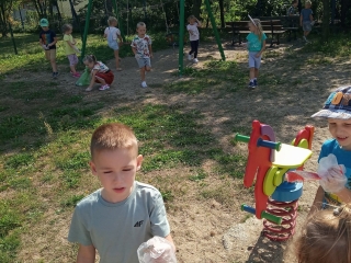 Przedszkolaki zbieraja smieci z okazji Dnia Ziemi