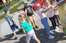 Dzieci z gr. IV segreguja smieci