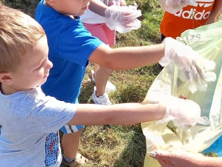 gr. VII Sprzatanie Swiata dzieci zbierajace smieci