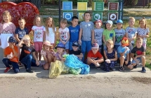 gr. VII Sprzatanie Swiata dzieci z wszystkimi znalezionymi odpadami