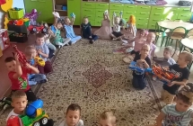 gr. VII Dzien Przedszkolaksa dzieci ze swoja ulubiona zabawka z domu