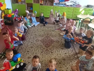 gr. VII Dzien Przedszkolaksa dzieci ze swoja ulubiona zabawka z domu