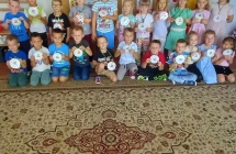 gr. VII Dzien Przedszkolaksa dzieci z wykonanymi samodzielnie Odznakami Wesolego Przedszkolaka