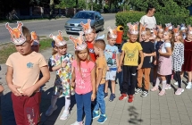gr. VII Dzien Przedszkolaksa Dzieci z gr. Wiewiorki przed przemarszem wszystkich grup  ulicami Malanowa