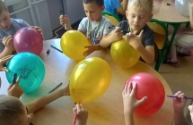 gr. VII Dzien Przedszkolaka dzieci zdobia balony wg wlasnego pomyslu