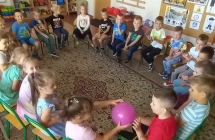 gr. VII Dzien Przedszkolaka zabawa dzieci w podawanie balona i wykonywanie zadan