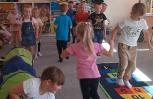 Dzien przedszkolaka, zabawy biezne w sali (1)