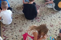 gr. VII Dzien Kropki zawody w naklejaniu sobie kropek