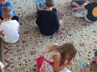 gr. VII Dzien Kropki zawody w naklejaniu sobie kropek