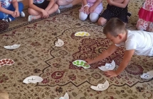 gr. VII Dzien Kropki dzieci przeliczaja kropki w zabawie Polacz z liczba