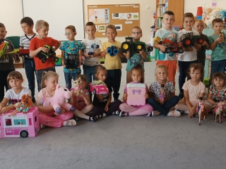 Dzieci z zabawkami z domu