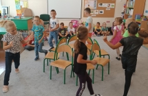 Taniec z krzeselakami
