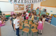taniec dzieci z krzeselkami